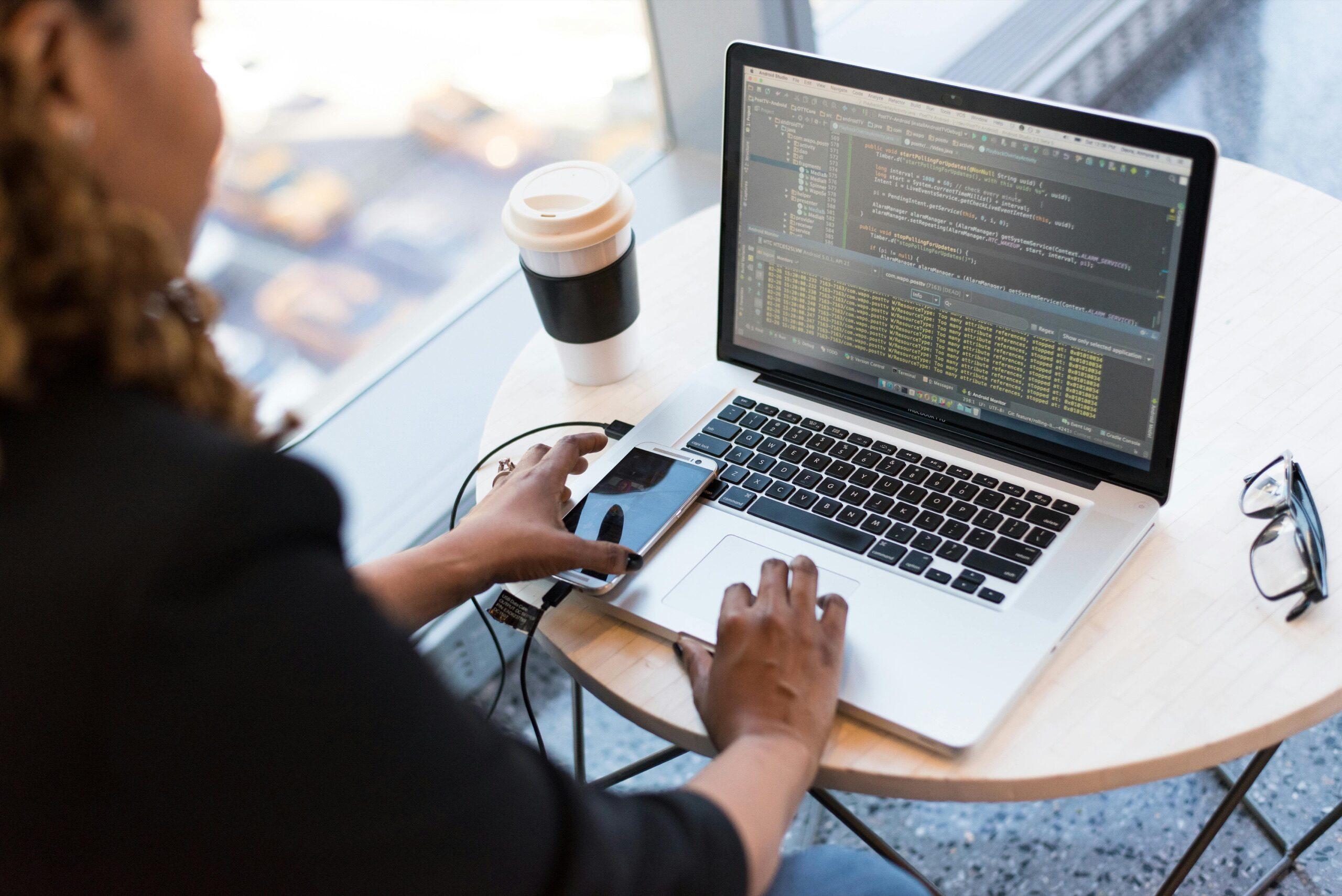 Employee accessing a virtual desktop remotely